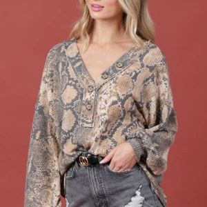 Snake printed fake button waffle top